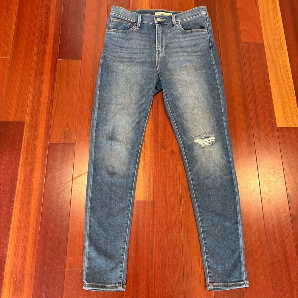 Like New Levi’s 720 High Rise Super Skinny Ripped Jeans